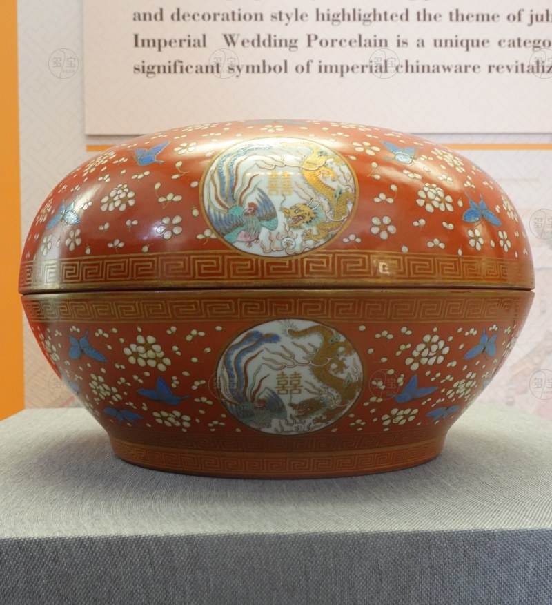 清同治（1862-1874） 红地粉彩花蝶开光龙凤纹圆盒 - 图5