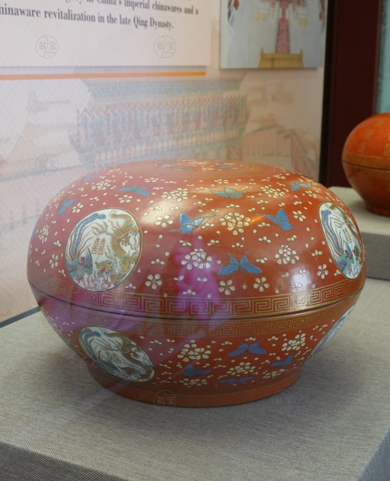 清同治（1862-1874） 红地粉彩花蝶开光龙凤纹圆盒 - 图6