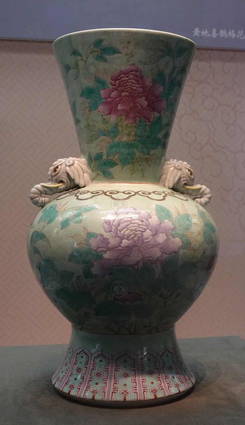 清光绪 浅绿地粉彩花鸟纹象耳瓶 - 图2