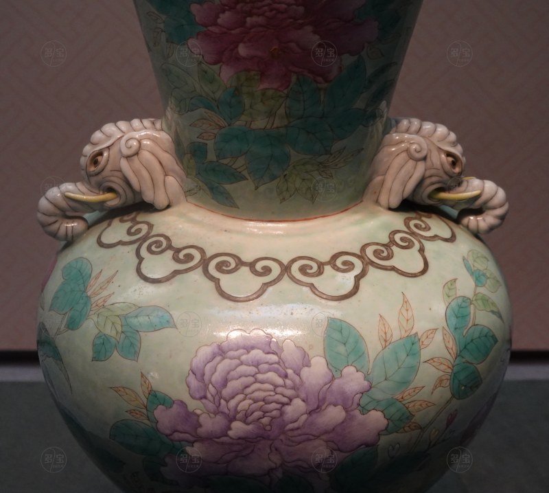 清光绪 浅绿地粉彩花鸟纹象耳瓶 - 图4