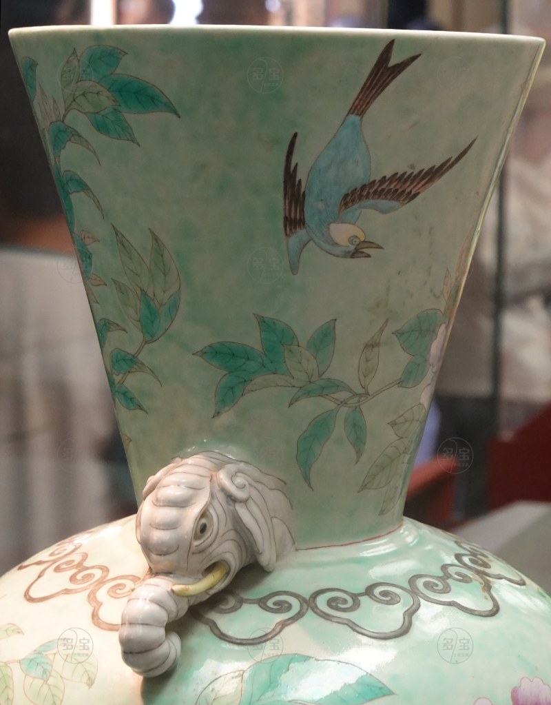 清光绪 浅绿地粉彩花鸟纹象耳瓶 - 图6