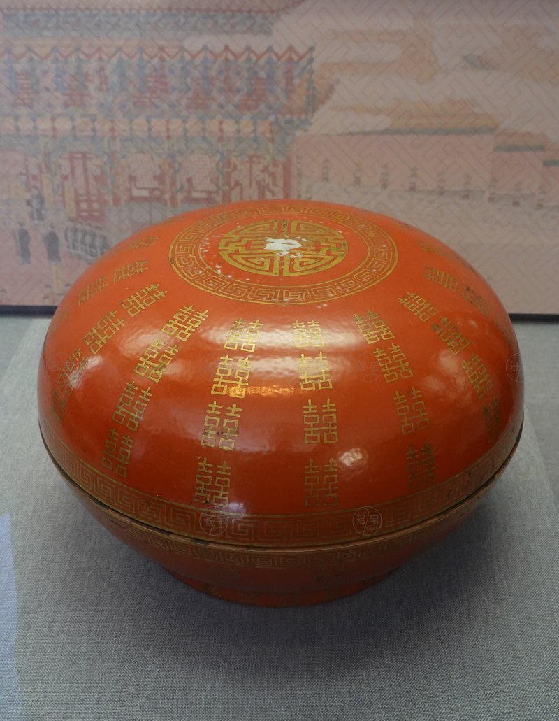 清同治（1862-1874） 矾红地金彩双“喜”字圆盒