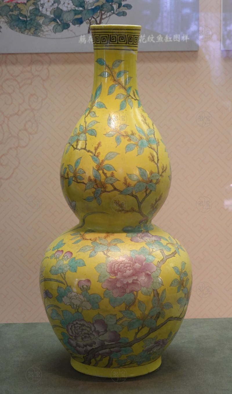 清光绪（1875-1908） 黄地粉彩花卉纹葫芦瓶