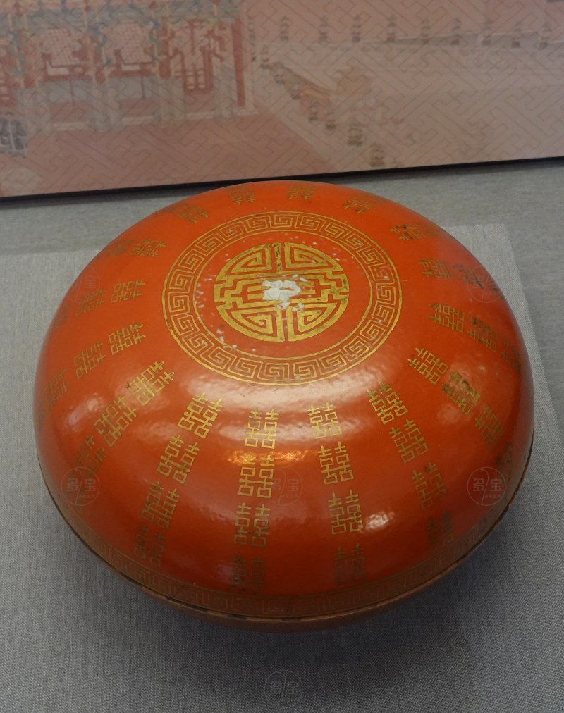 清同治（1862-1874） 矾红地金彩双“喜”字圆盒 - 图2