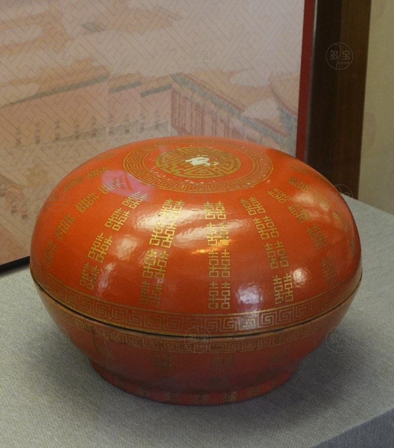 清同治（1862-1874） 矾红地金彩双“喜”字圆盒 - 图4