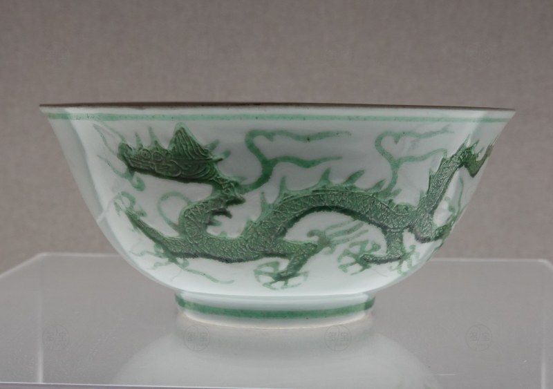 明 白地绿彩龙纹碗