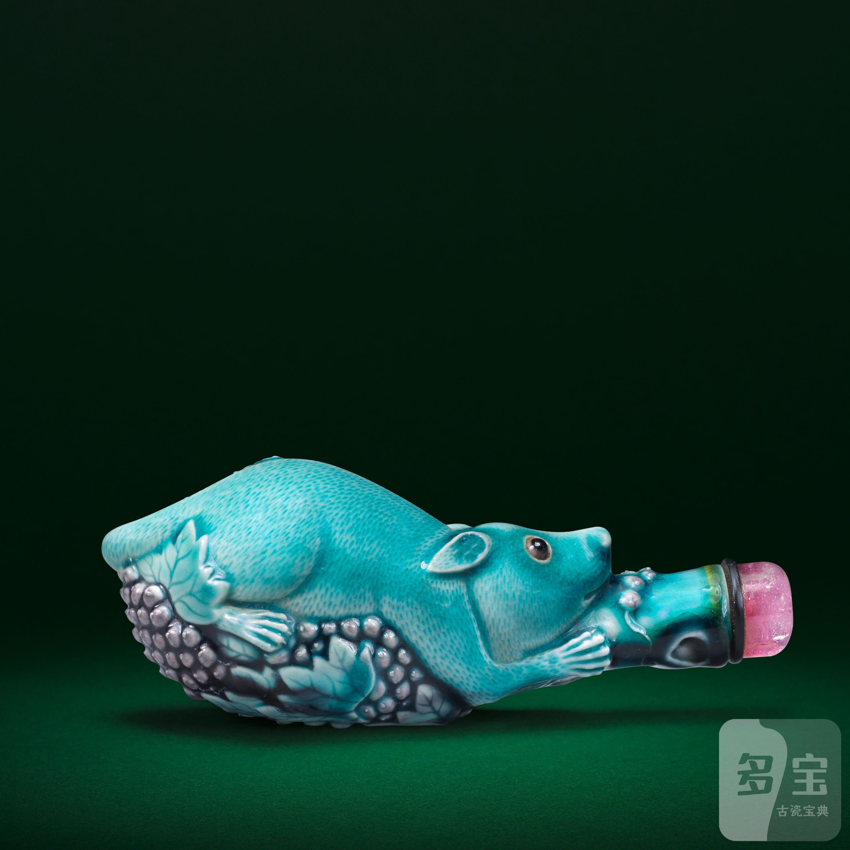 十九世紀孔雀藍釉松鼠葡萄鼻煙壺| A TURQUOISE-多宝古瓷宝典