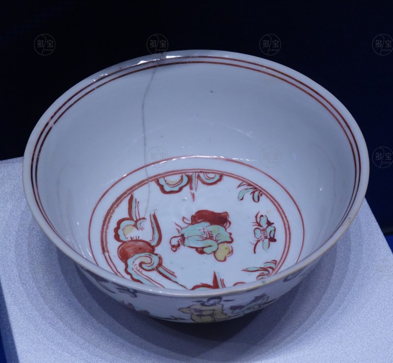 明（1368-1644） 红绿彩携琴访友人物故事图碗 - 图2