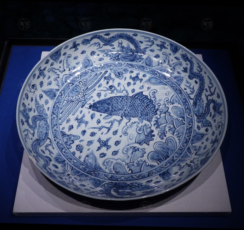 明（1368-1644） 青花鱼跃龙门应龙纹大盘