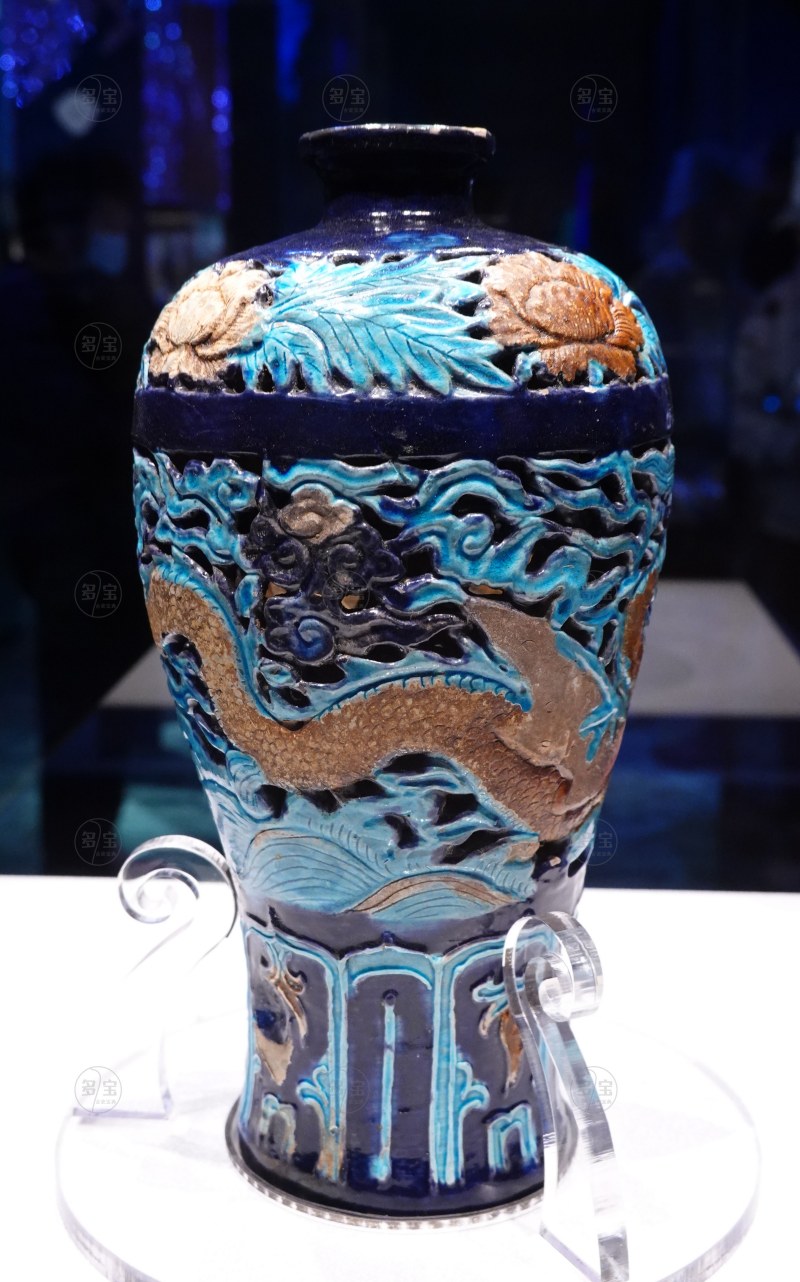 明（1368-1644） 珐华贴金镂空应龙云海纹梅瓶
