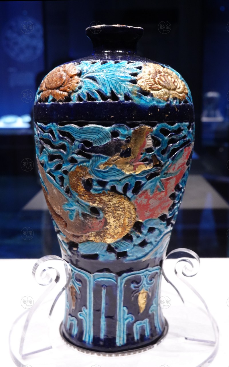 明（1368-1644） 珐华贴金镂空应龙云海纹梅瓶 - 图2