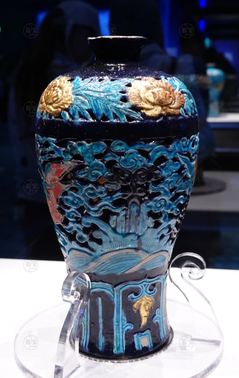 明（1368-1644） 珐华贴金镂空应龙云海纹梅瓶 - 图3