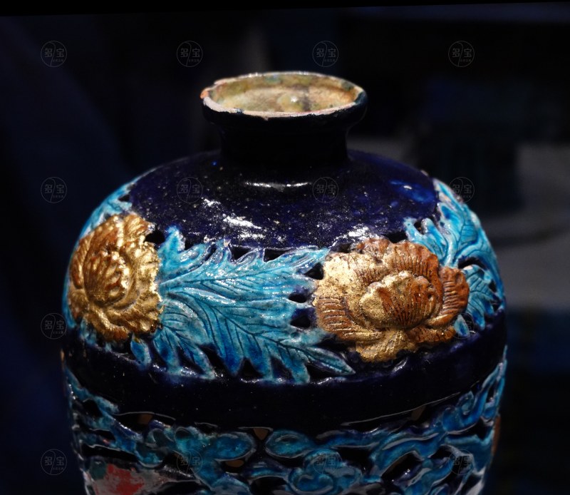明（1368-1644） 珐华贴金镂空应龙云海纹梅瓶 - 图4