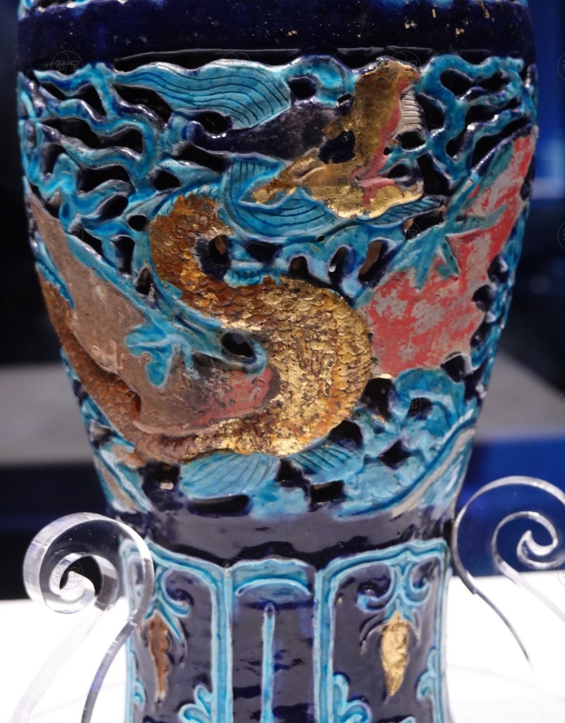 明（1368-1644） 珐华贴金镂空应龙云海纹梅瓶 - 图5