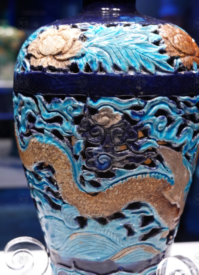 明（1368-1644） 珐华贴金镂空应龙云海纹梅瓶 - 图6