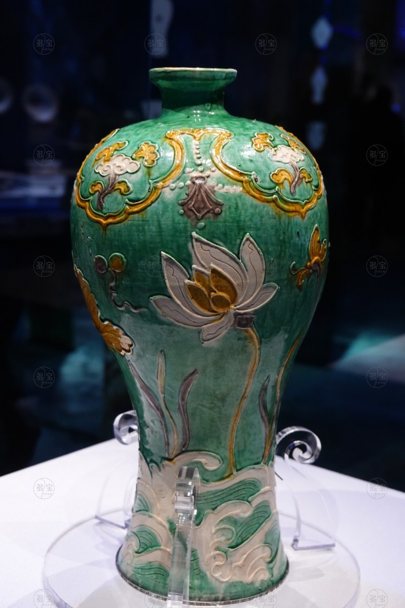 明（1368-1644） 珐华绿釉莲池纹梅瓶