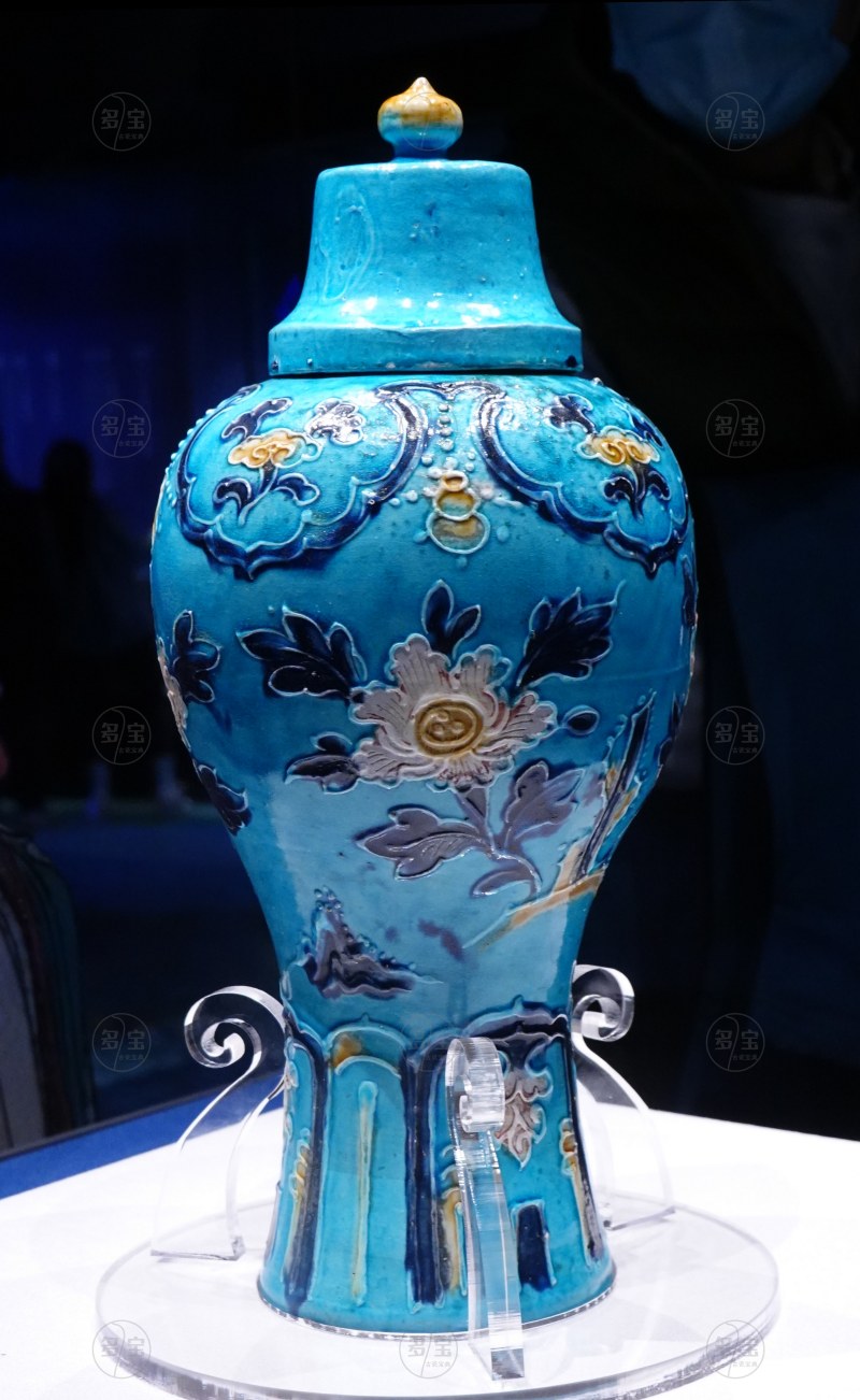 明（1368-1644） 珐华孔雀绿釉寿石牡丹纹带盖梅瓶