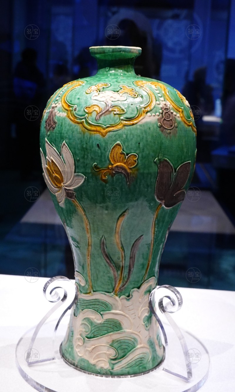 明（1368-1644） 珐华绿釉莲池纹梅瓶 - 图2