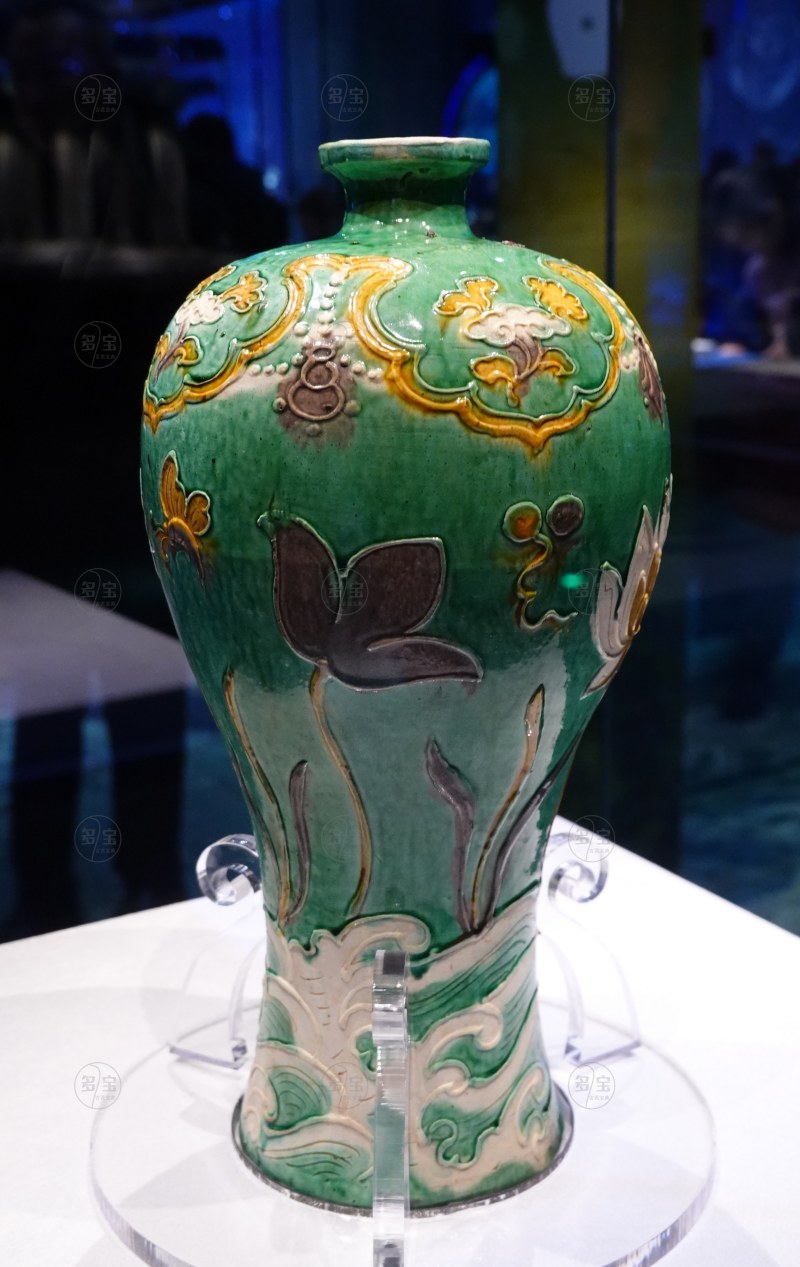 明（1368-1644） 珐华绿釉莲池纹梅瓶 - 图3