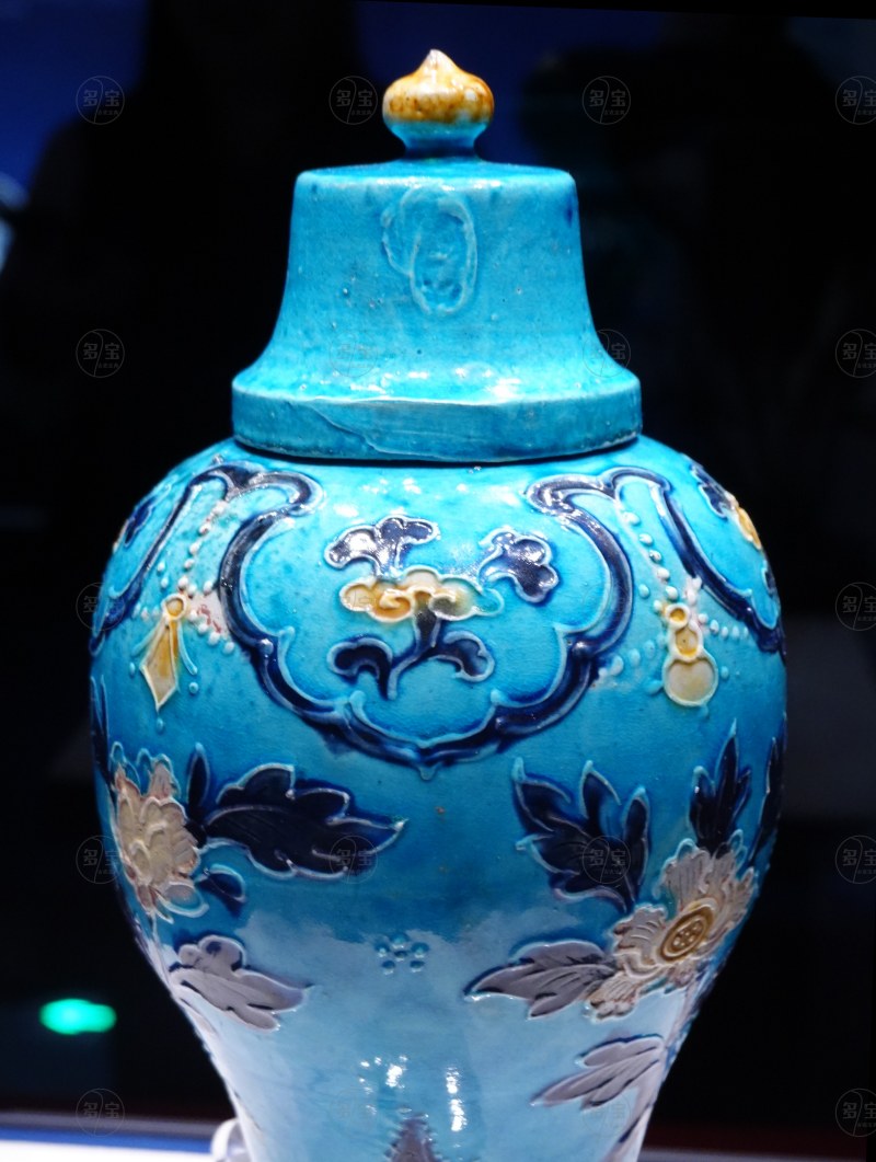 明（1368-1644） 珐华孔雀绿釉寿石牡丹纹带盖梅瓶 - 图3