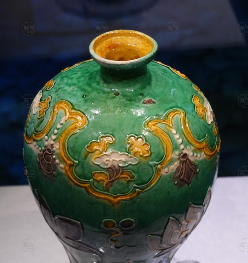 明（1368-1644） 珐华绿釉莲池纹梅瓶 - 图4