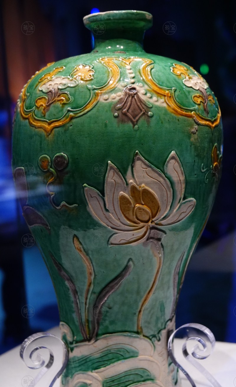 明（1368-1644） 珐华绿釉莲池纹梅瓶 - 图5