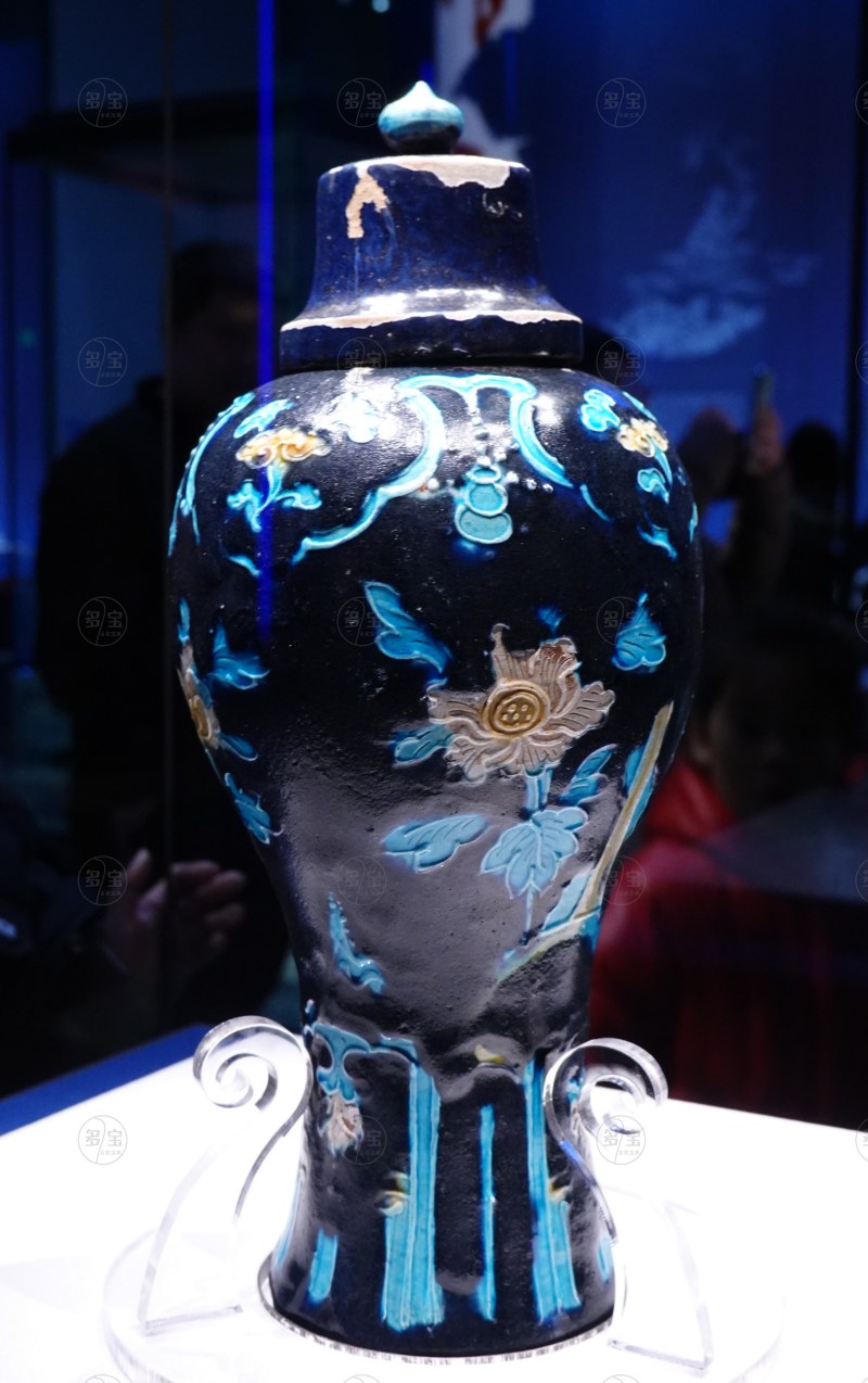 明（1368-1644） 珐华蓝釉璎珞花卉纹梅瓶
