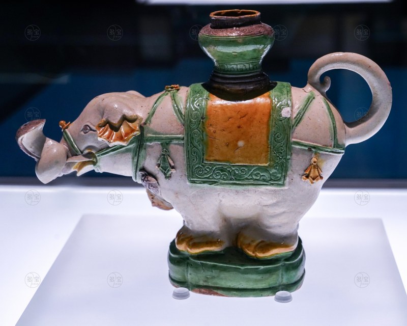 明（1368-1644） 素三彩象形执壶