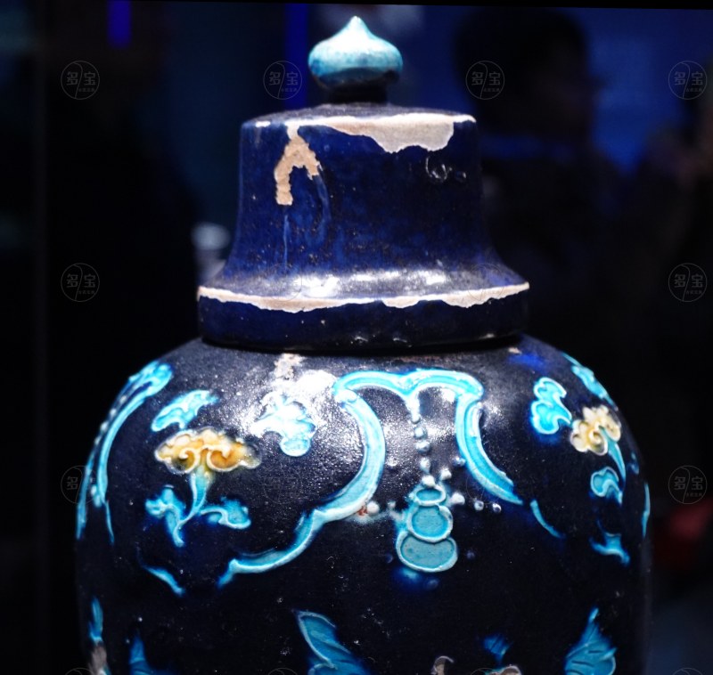 明（1368-1644） 珐华蓝釉璎珞花卉纹梅瓶 - 图2