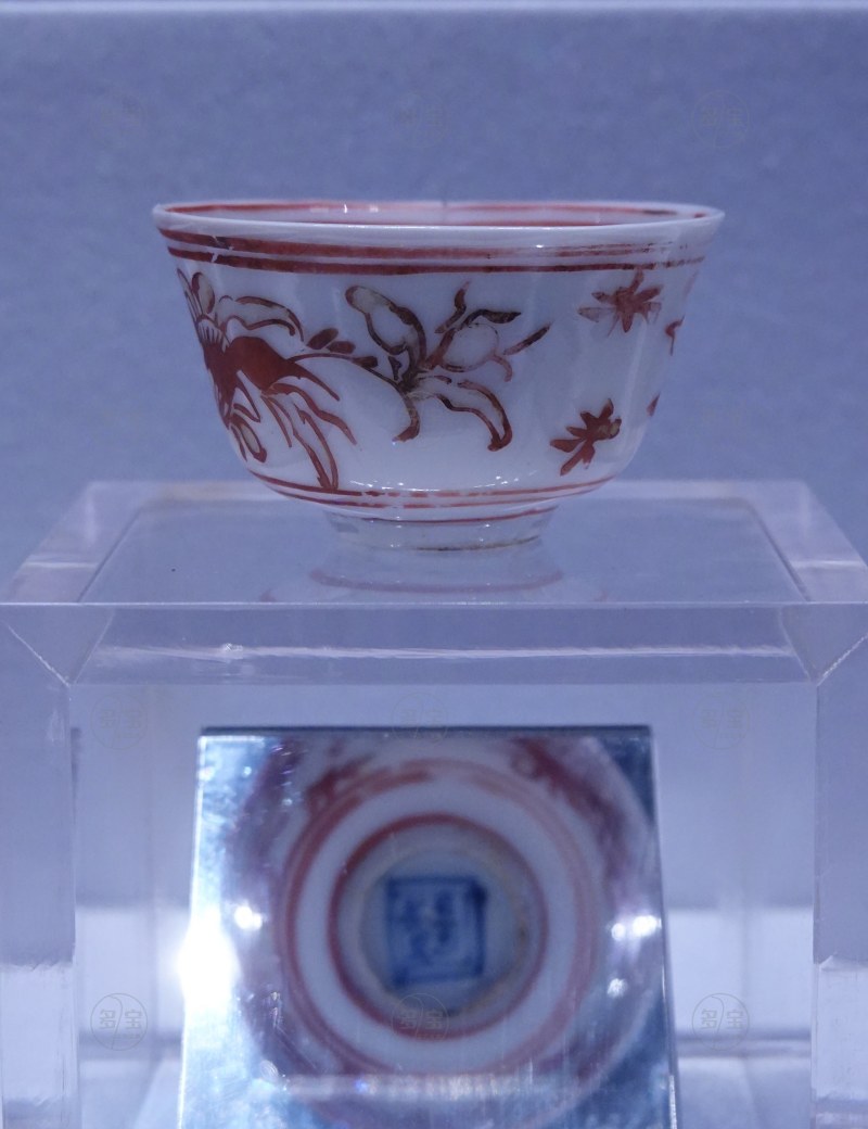 明（1368-1644） "吴文自造"款红绿彩山茶花纹杯