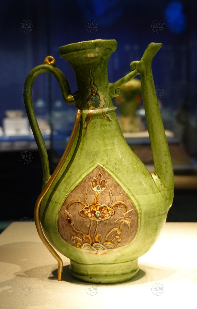 明（1368-1644） 珐华绿釉贴金莲池纹执壶