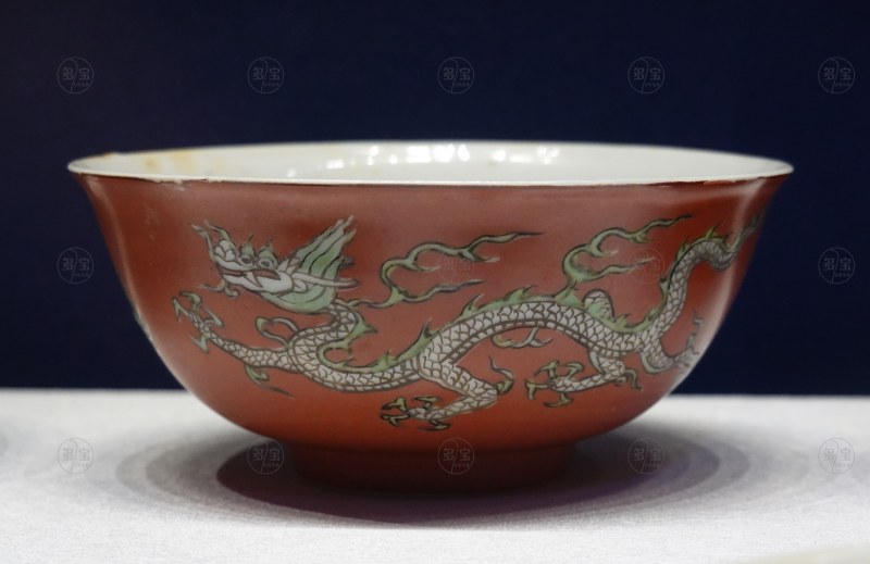 明（1368-1644） 珊瑚红地绿彩龙纹碗