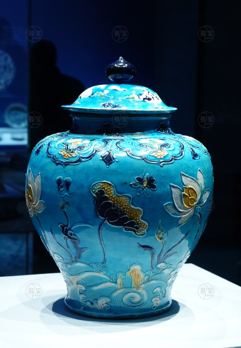 明（1368-1644） 珐华孔雀绿釉莲池纹盖罐