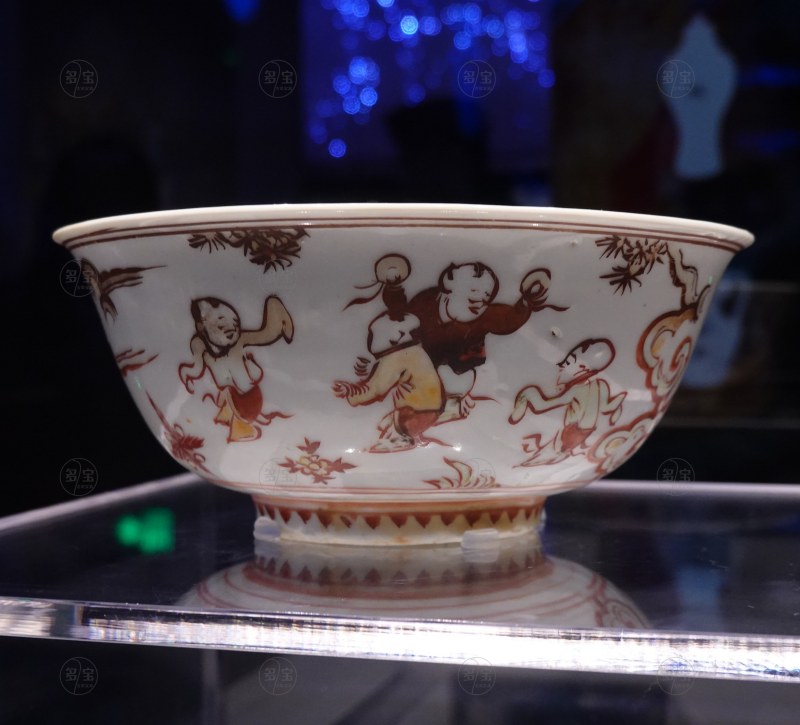 明（1368-1644） "丙寅年造"款红绿彩婴戏纹碗
