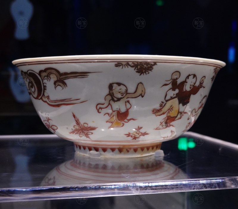 明（1368-1644） "丙寅年造"款红绿彩婴戏纹碗 - 图2