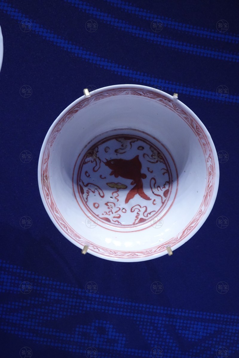 明（1368-1644） 矾红彩描金龙纹碗
