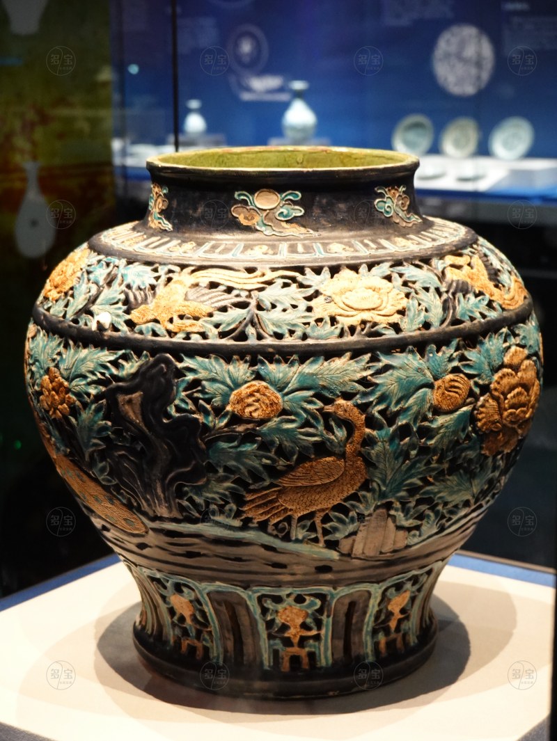 明（1368-1644） 珐华贴金镂空孔雀牡丹纹大罐