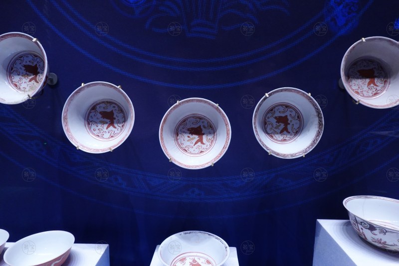 明（1368-1644） 矾红彩描金龙纹碗 - 图2