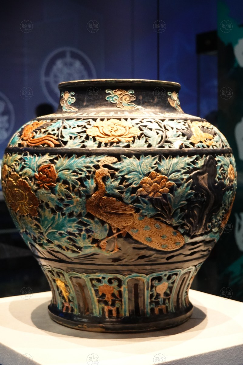 明（1368-1644） 珐华贴金镂空孔雀牡丹纹大罐 - 图2