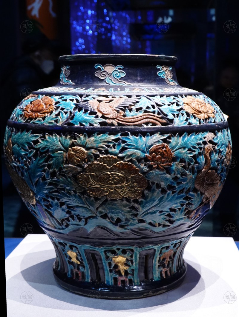 明（1368-1644） 珐华贴金镂空孔雀牡丹纹大罐 - 图3