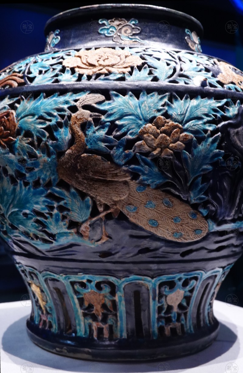 明（1368-1644） 珐华贴金镂空孔雀牡丹纹大罐 - 图4