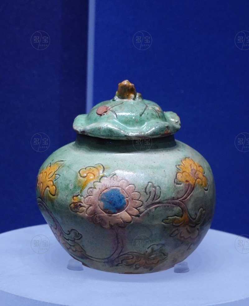 明（1368-1644） 素三彩折枝花卉纹荷叶小盖罐