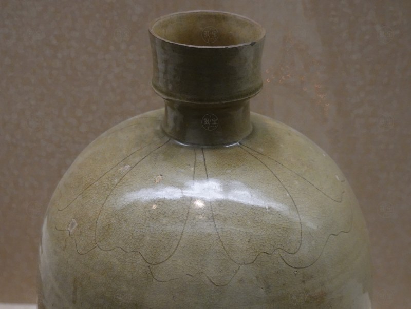 五代 岳州窑青釉莲瓣纹小口瓶 - 图2