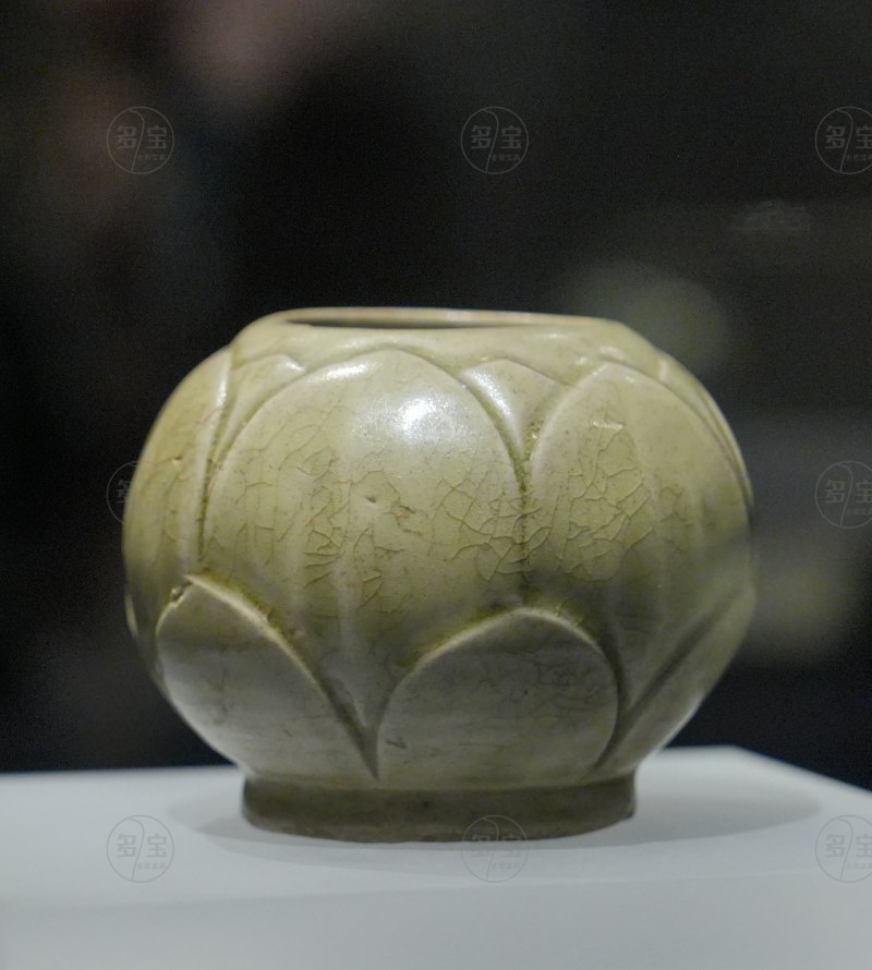 五代 越窑青釉刻划莲瓣纹罐