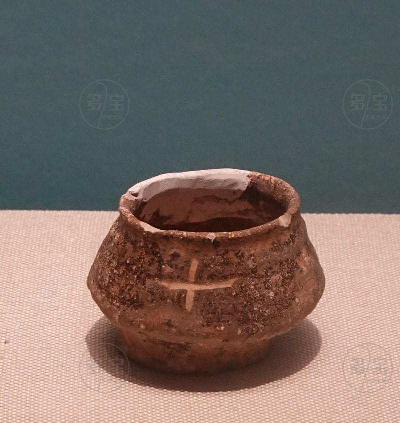 青铜时代 褐釉十字纹灰陶罐