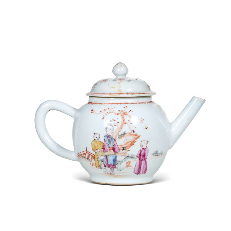 清乾隆广彩庭院教子图茶壶