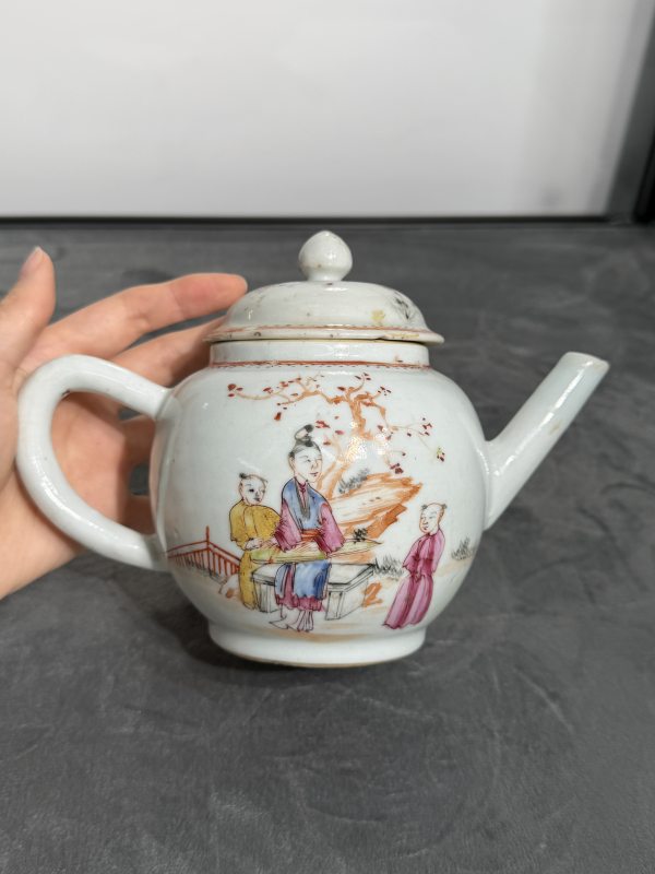 清乾隆广彩庭院教子图茶壶 - 图2