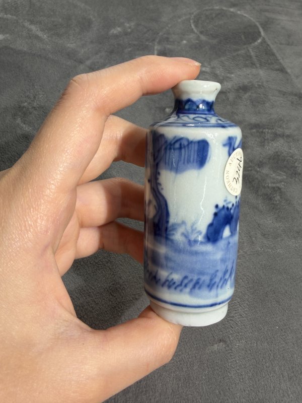 清中期青花竹林对弈图鼻烟壶 - 图5