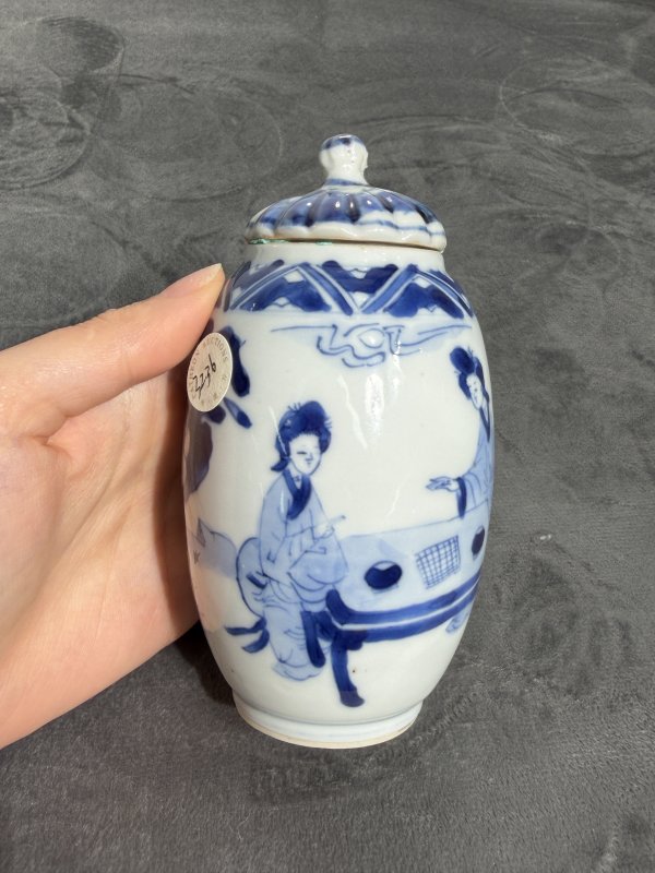 清康熙青花仕女对弈图莲子罐 - 图2