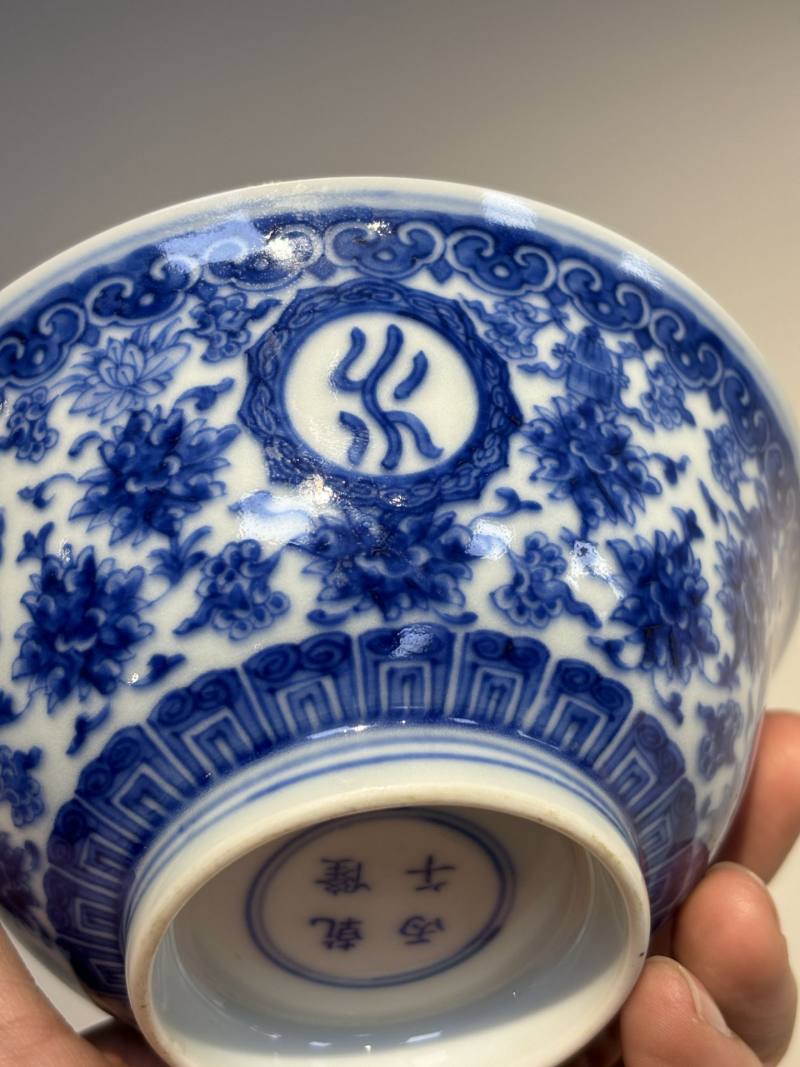清乾隆青花缠枝八宝山高水长纹碗-多宝古瓷宝典